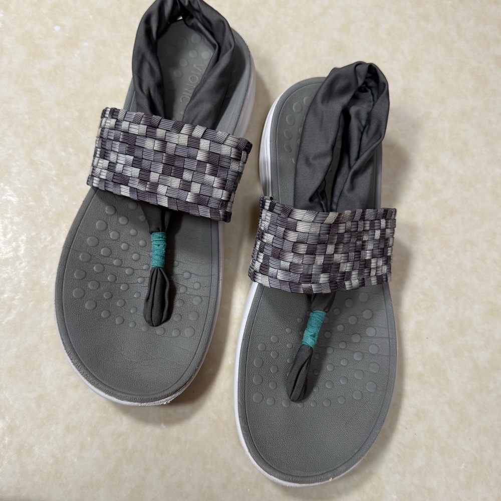 Vionic Women's Tia T Strap Thong Gray Woven Sandals Wedge Shoes Sz 8